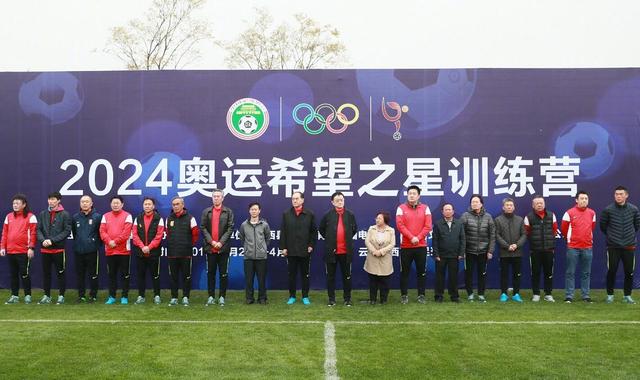 我们知道，伯格曼向来注重人物的表情刻画，那么马丁的面无表情显然会是一种有意突显，他在突显什么呢，萎缩、胆怯?不得而知，不过马丁的动作和语言则的确透露了世俗中到处可见的不屑一顾和自以为是，充满了一种盲目的肯定情绪。