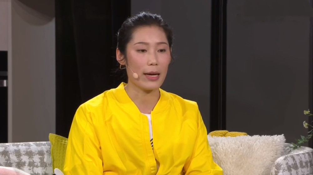 但刘广因为一直就跟在吴东海身边，所以他下手最快，吴东海刚在主座上坐下，他就已经窜到了跟前，一屁股坐在了吴东海左手边的位置上。